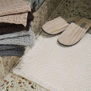 Cleanelly – Коврик для ванной комнаты рельефный , молочный Cleanelly – Коврик для ванной комнаты рельефный , молочный